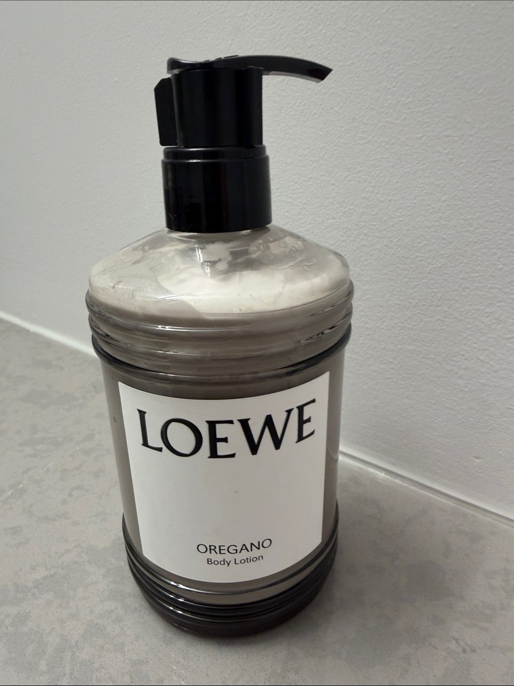Loewe Oregano Body Lotion with Black Pump